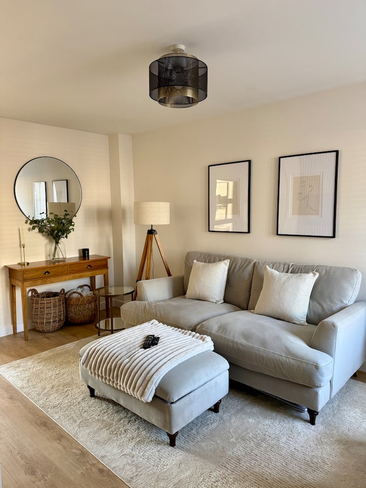 Modern Home + Parking | Quiet Area, Close To City - Cardiff