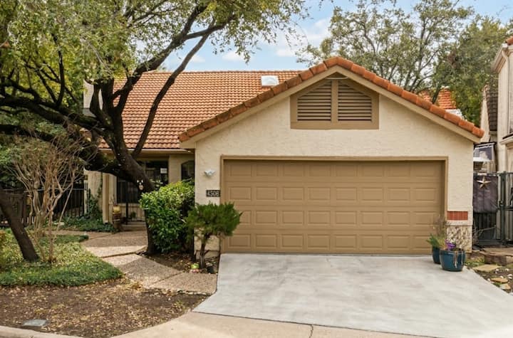 Modern 4-bed Dallas Retreat | Easy Freeway Access - Dallas