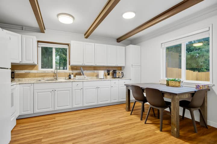 Peaceful Lynnwood Getaway • Spacious & Stylish - Lynnwood, WA