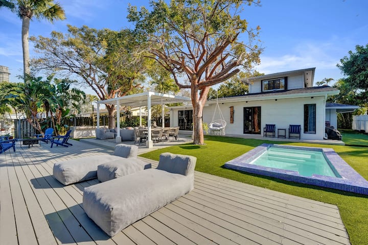 Luxury Waterfront Retreat | Pool & Jacuzzi Spa - Hollywood, FL