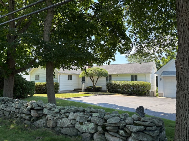 Sunny, Peaceful Bonnet Shores Beach Home - Narragansett, RI