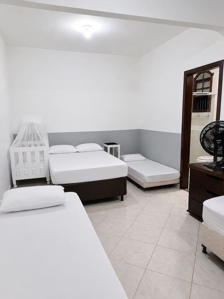 Velika soba s vlastitom kupaonicom, bračnim krevetom, dječjim krevetićem i tri kreveta za jednu osobu (od kojih je jedan pomoćni krevet). Ima pametni telefon, TV i veliki prijenosni ventilator.