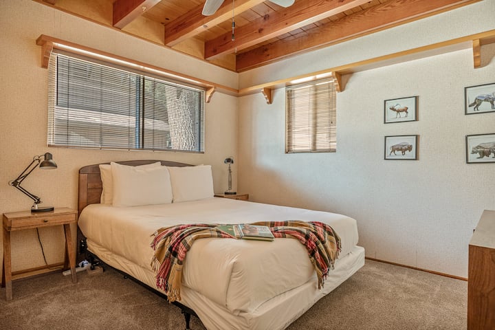Acogedor dormitorio para invitados con suave luz natural y detalles en madera cálida.