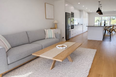 Popular Airbnb listing: Sea Breeze Retreat | Walk to the beach! in Tootgarook