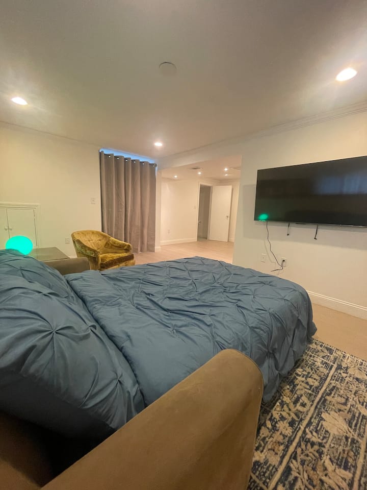 Sehemu binafsi ya kulala ya ghorofa ya chini yenye choo na sinki, kitanda cha starehe cha sofa, Smart TV ya inchi 55, pazia la faragha la ziada na sehemu ya ziada ya kupumzika. Inafaa kabisa kwa familia kubwa au wageni wa ziada