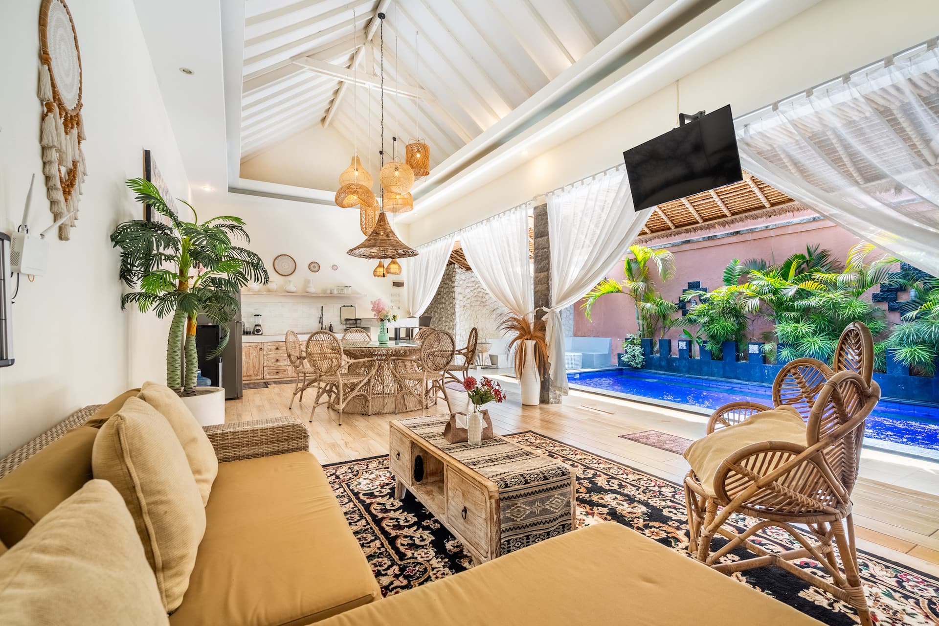 Cozy Poolside Deluna 3 Bedroom Private Villa in Bali 2