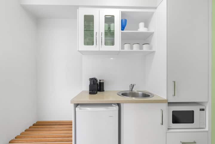 Peak Studio—highview Haven Across Shopping Centre - Cairns