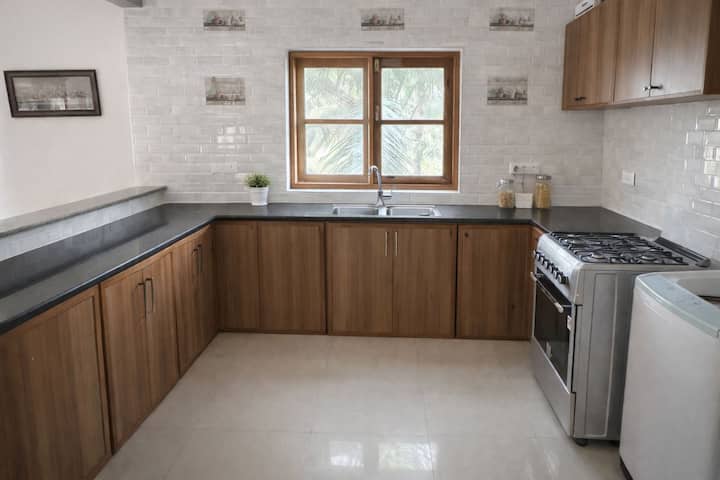 Full kitchen image 1