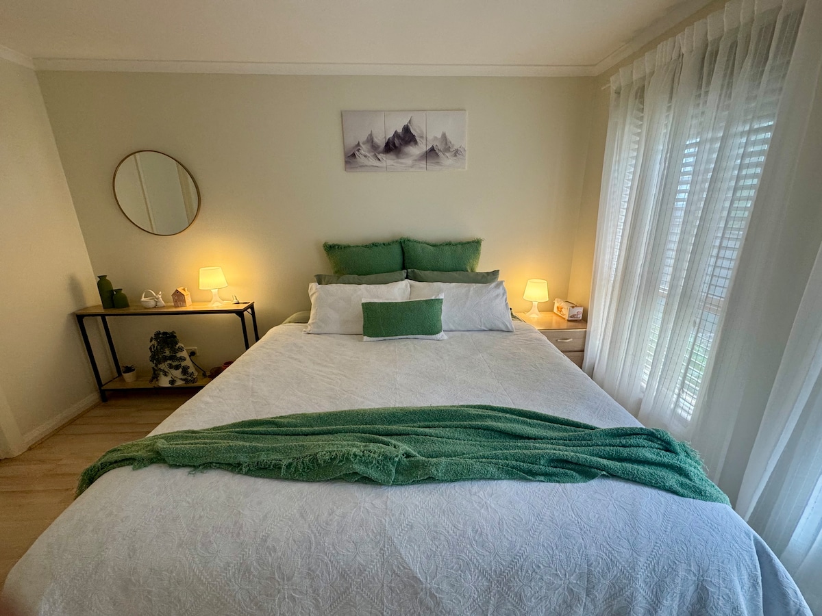 Serene Sage Retreat With Private Ensuite  - Globe Derby Park