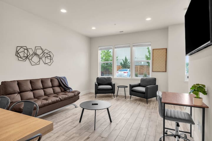 Tranquil Haven|2 Br| 2.5 Baths|3tvs|sleeps 7 - Reno
