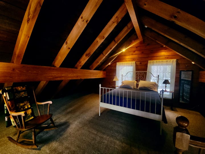 Queen bed in loft bedroom.