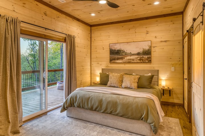 Chambre confortable avec très grand lit, vue sur les montagnes, téléviseur intelligent, accès à la terrasse et salle de bains attenante partagée.