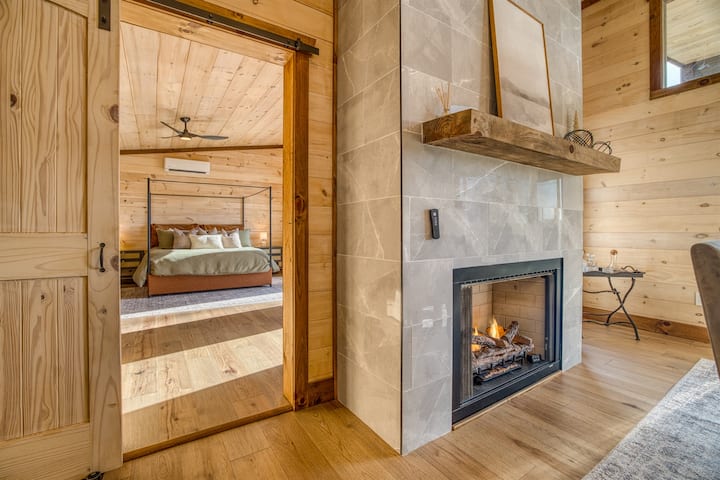 La salle à manger spacieuse peut accueillir de grands groupes et dispose d'un magnifique foyer, de hauts plafonds et d'un accès direct à la terrasse. Que ce soit pour des repas des Fêtes, des soirées de jeux ou des soupers en famille, il y a de la place pour que tout le monde se réunisse.