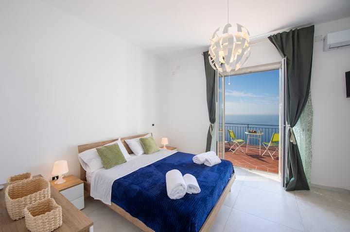 Habitación con vista al mar

Habitación doble íntima y romántica con ventana con vistas al azul. Ambiente relajante, luz natural y silencio para un despertar de ensueño.