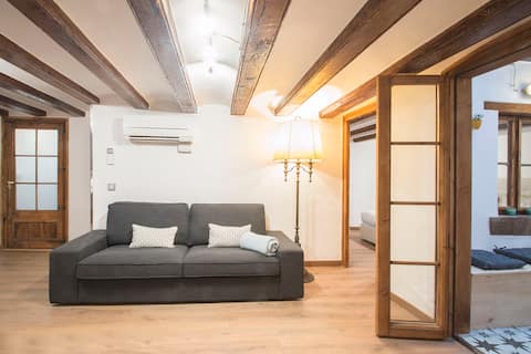 Successful Airbnb property: Inviting central apt, 4BR, WiFi, AC, Gothic in Barcelona