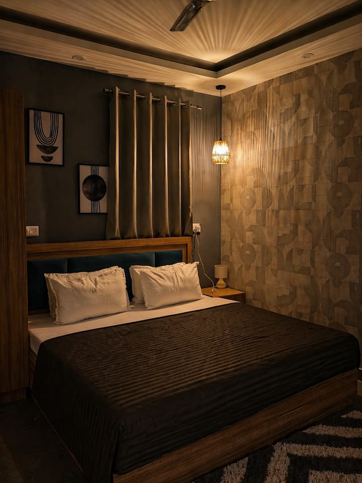 Un dormitorio tranquilo y cuidadosamente decorado, con un ambiente moderno y acogedor, perfecto para disfrutar de una noche de sueño reparador.