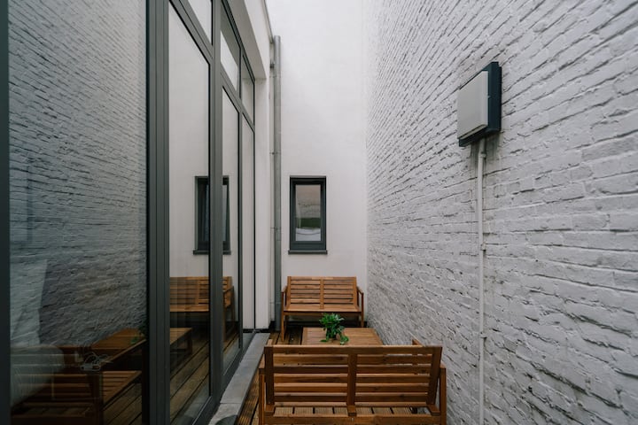 Spacious 3-br Apartment W/ Terrace - Antwerp, Belgium