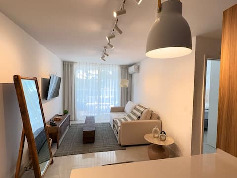 Top performing Airbnb: Premium apartment meters from the beach and in a prime location in Punta Del Este