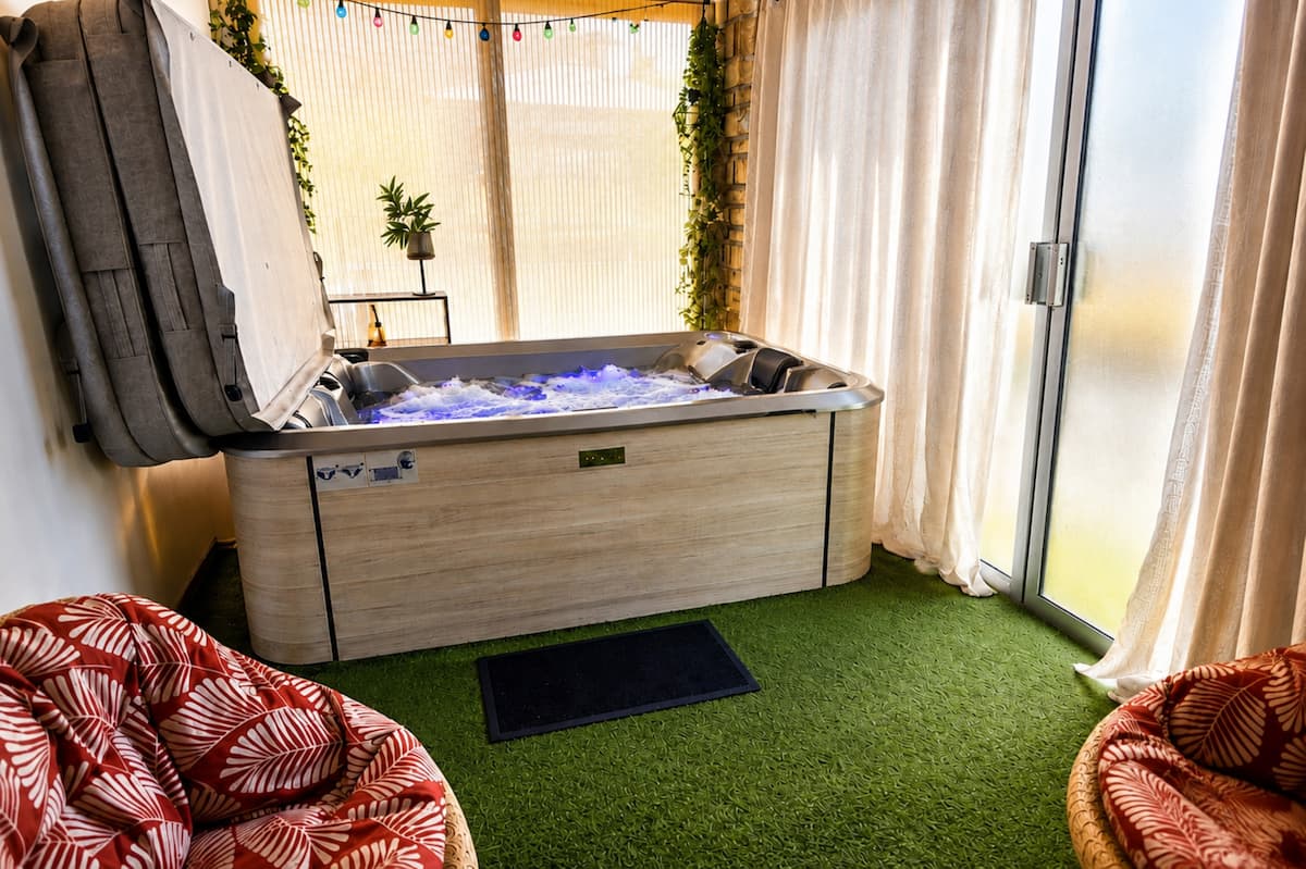 Jacuzzi intérieur privé de L’Écrin Bohème à Montélimar