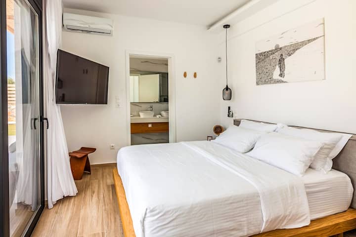 غرفة نوم رقم 1 تحتوي على سرير بحجم كوين وحمام داخلي وتصريح دخول إلى حمام السباحة