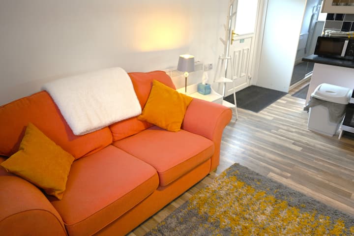 Apartment With Kitchen, Laundry & Private Parking - Hamilton, UK