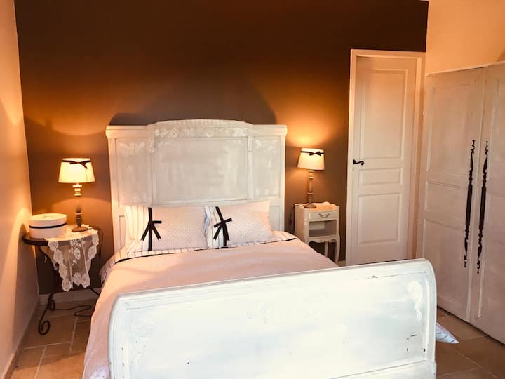 Studio indépendant parfait en toute autonomie, lit double et mezzanine avec 2 lits simples. Petite salle de bain privative incluse.  