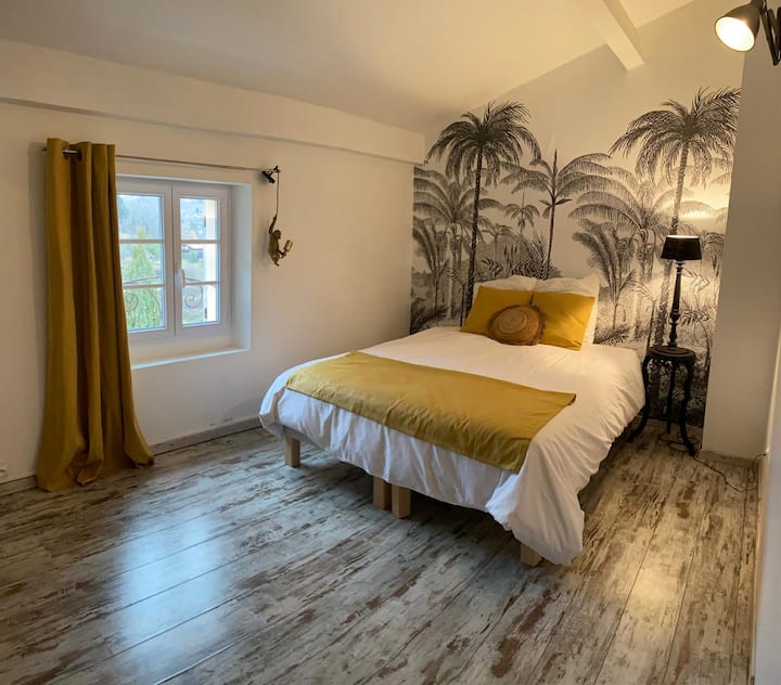 Une chambre spacieuse avec un lit double très confortable, décor inspiré de la jungle pour une ambiance dépaysante. 
