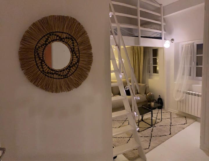Une chambre cocooning idéale pour un groupe d’amis, une petite famille ou des enfants. Belle mezzanine avec lit double à l’étage. En bas, un canapé convertible pour plus de confort et de flexibilité. 