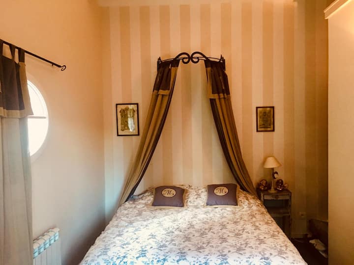 Une chambre lumineuse avec un lit double très confortable, idéale pour des nuits reposantes, décor sobre et chaleureux pour un vrai cocon. 