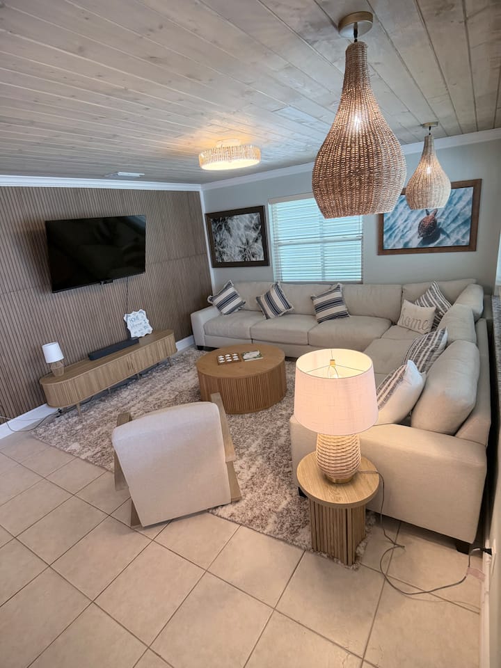 Coastal Bungalow • Walk To Beach • Game Room & Spa - Melbourne Beach
