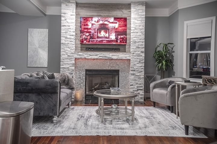 Romantic Skyline Retreat - Cincinnati, OH