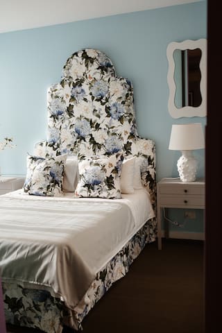 2 beds Luxury home in CBD, Unique Desgin