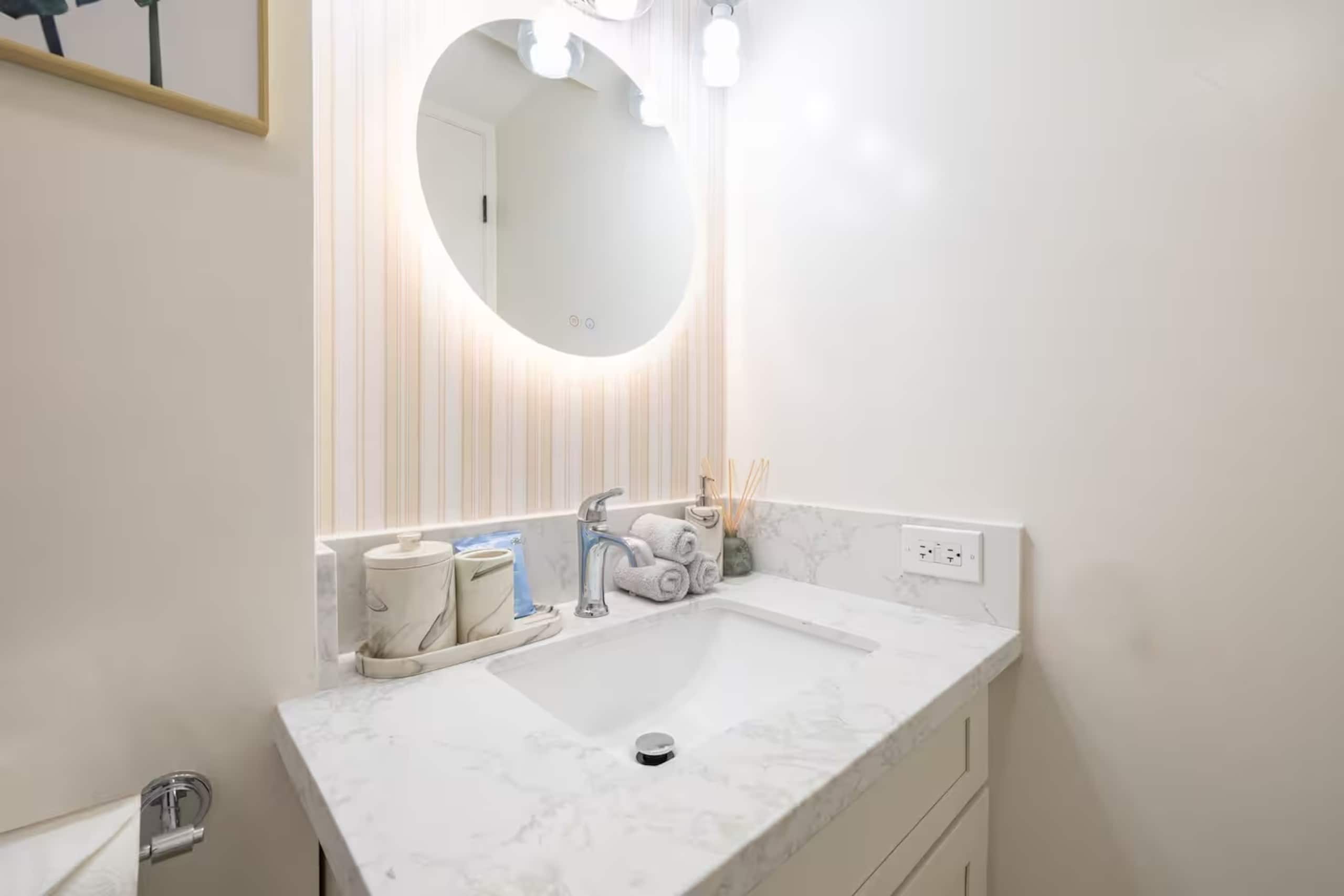 12th Floor Ocean View - 5 min to Waikiki Beach - Image 17