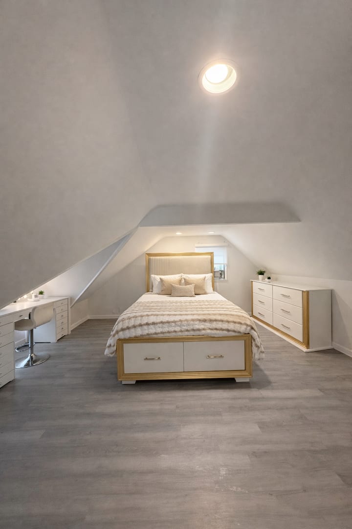 Private Attic Near Newark Airport, Train And Nyc - Staten Island, NY