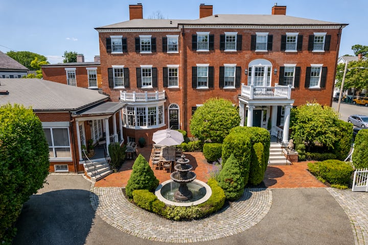 Joseph Story Estate | Sleeps 19 | Parking+elevator - Salem, MA