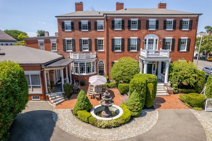 Joseph Story Estate | Sleeps 19 | Parking+elevator - Salem, MA