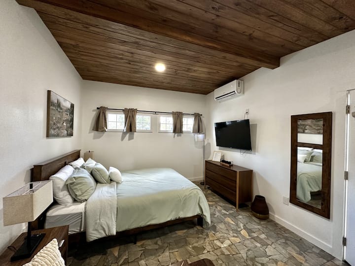 Cama tamaño queen con vestidor para guardar ropa.