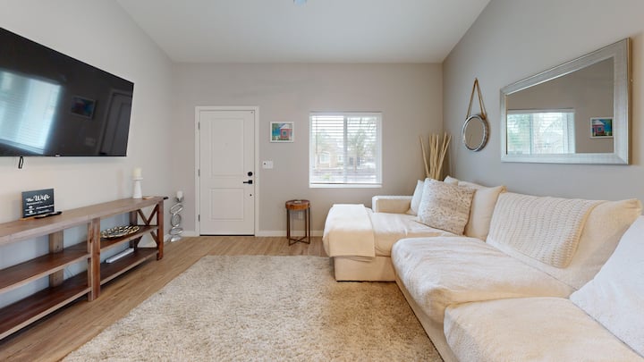Luxury To 99 Corridor! Bright Bakersfield Base - Bakersfield, CA