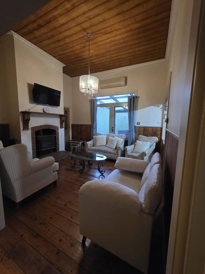 Period-style Cottage In The Heart Of Warrnambool - Warrnambool