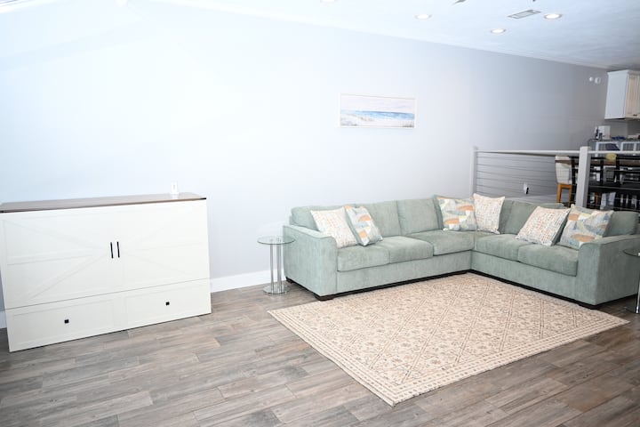 Дневен простор со склоплив кревет (queen)