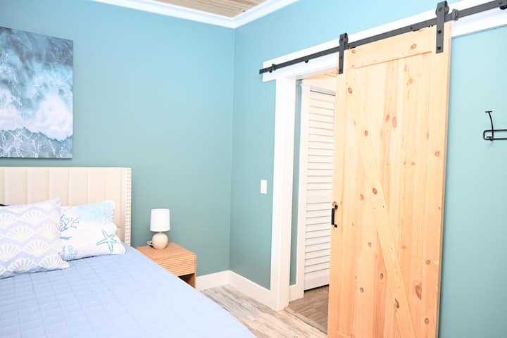 Главна спална соба со сопствена бања и огромен плакар 