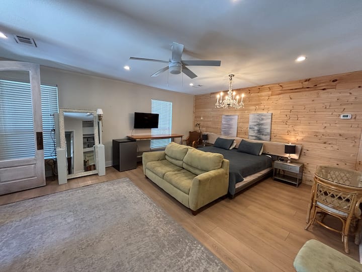 401 Suite W/ Private Entrance! 5 Mins To 
Beach! - Pensacola Beach, FL