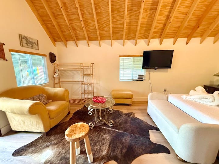 Warm & Cozy Wood Cabin - Homestead, FL