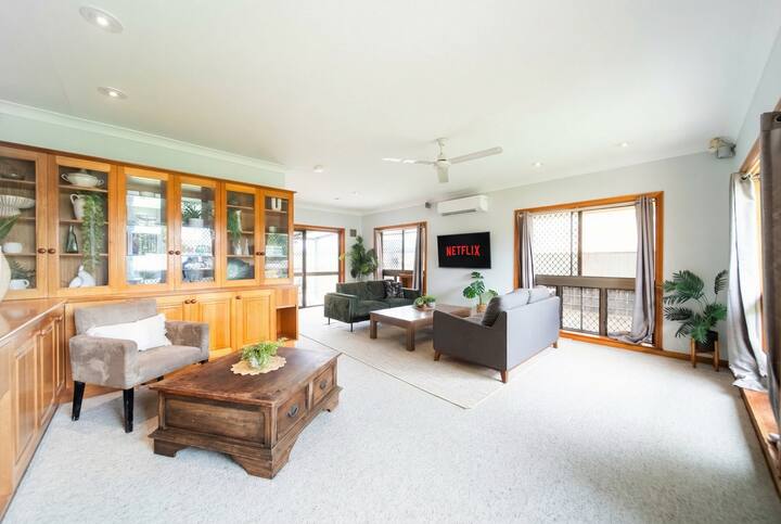 Room For Everyone, Spacious 4br Pool Retreat - Townsville