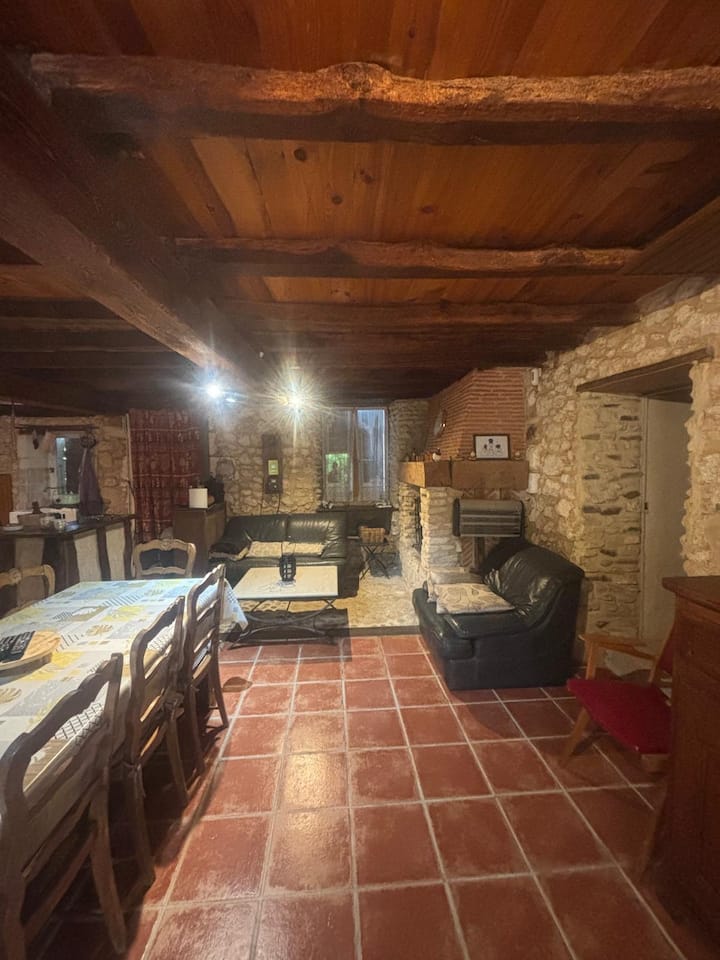 Jolie Maison En Pierre. - Brantôme