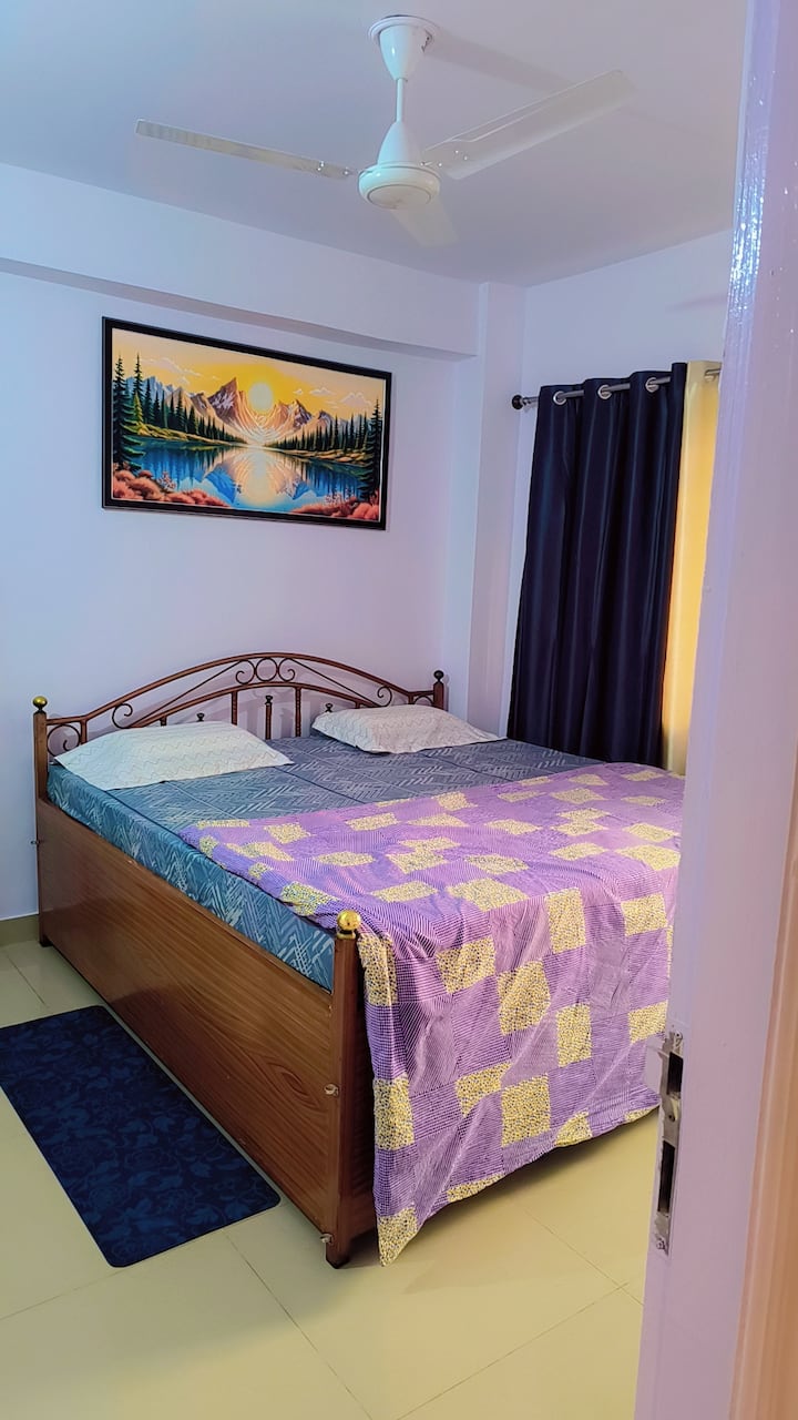 מיטת קינג סייז עם מזרן קוֹרלון מקצף רך בגובה 4 אינץ', מאוורר תקרה, חדר רחצה צמוד, מרפסת, Wi-Fi, בקבוק מים עם כוס, ארון בגדים, פח אשפה, תאורה, שולחן מרכזי, כיסא רך ושמיכה כפולה עם כיסוי. 