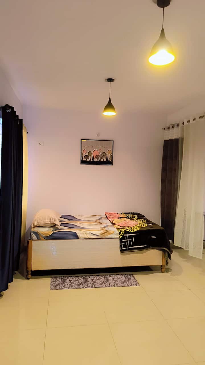 זוהי מיטת יחיד נוספת במסדרון עם מזרן ספוג רך של Karlon בגודל 4 אינץ' ושמיכה בגודל יחיד, Wi-Fi, חדר רחצה משותף. 