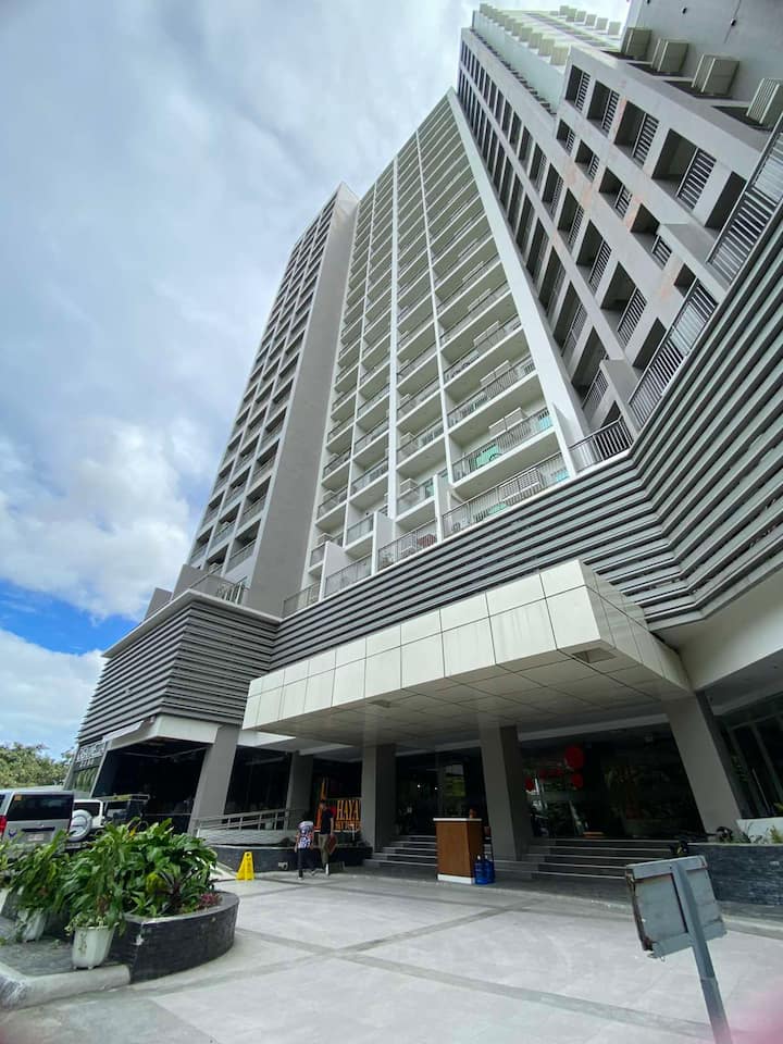 2br W/ Balcony+infinity Pool+gym Condo At Busay - Cebu City