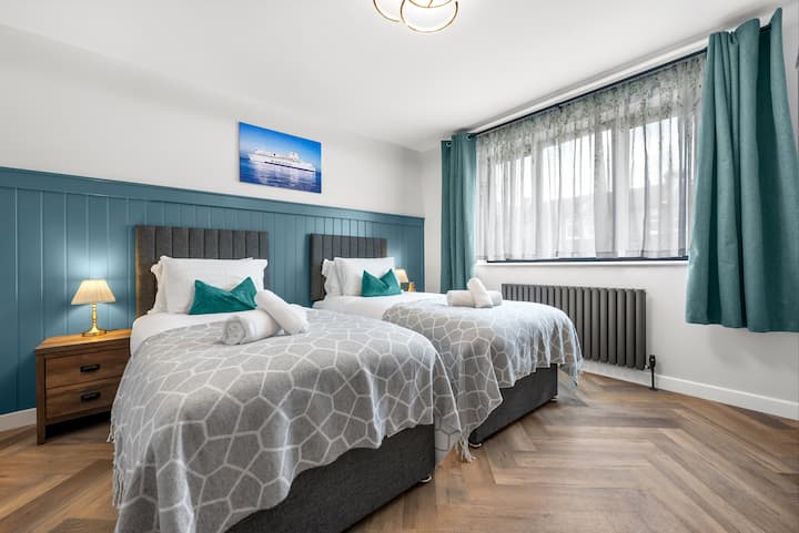 تتميز غرفة النوم المزدوجة المشرقة في Blue Puffin Stays Short Lets & Serviced Accommodation بسريرين مفردين مريحين، مثاليين للأطفال أو الأصدقاء أو الزملاء الذين يشاركونهم.