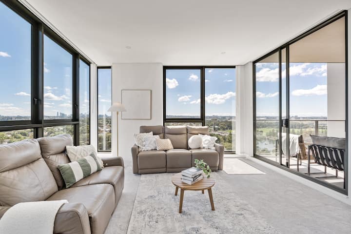 Waterfront Apartment With Panoramic City Views - Sidney